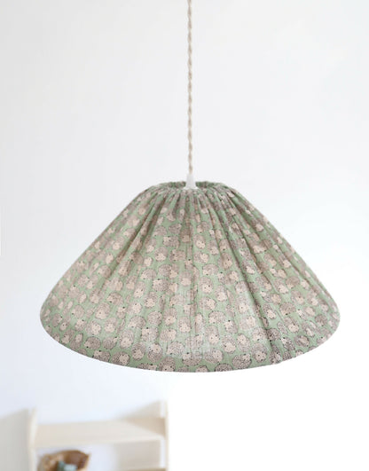 Suspension conique en tissu vert à motif de petits hérissons