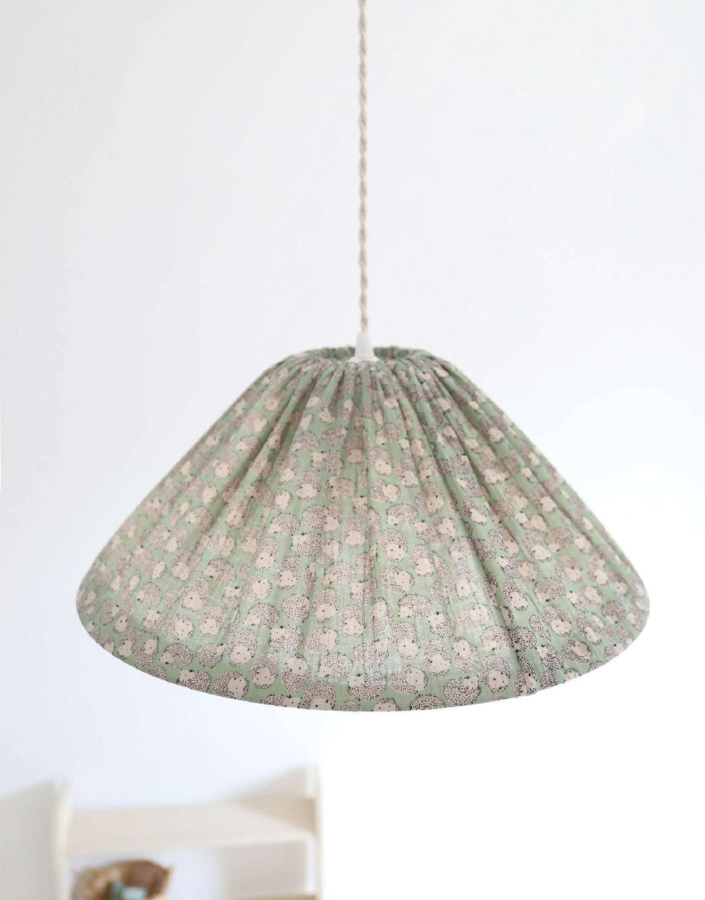 Suspension conique en tissu vert à motif de petits hérissons