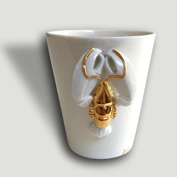 Mug blanc en céramique avec homard doré en relief sur la face