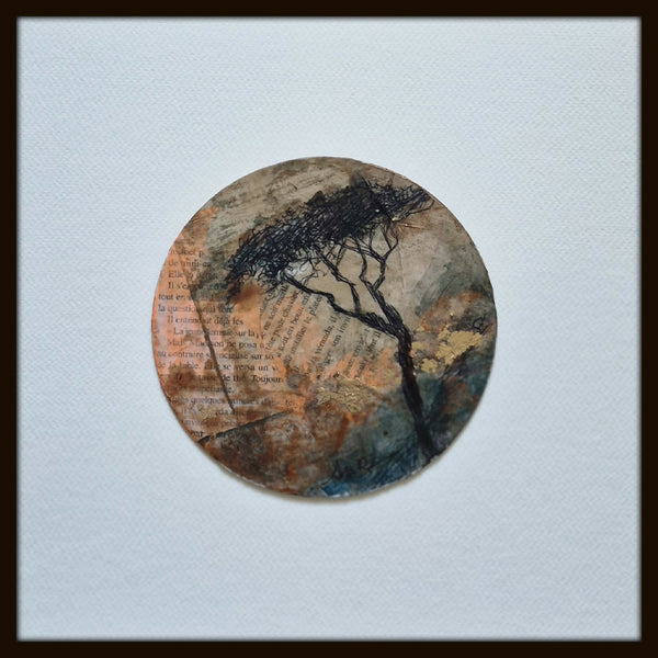 Tableau carré avec œuvre ronde : arbre noir, texture collage beige, rouille et bleu