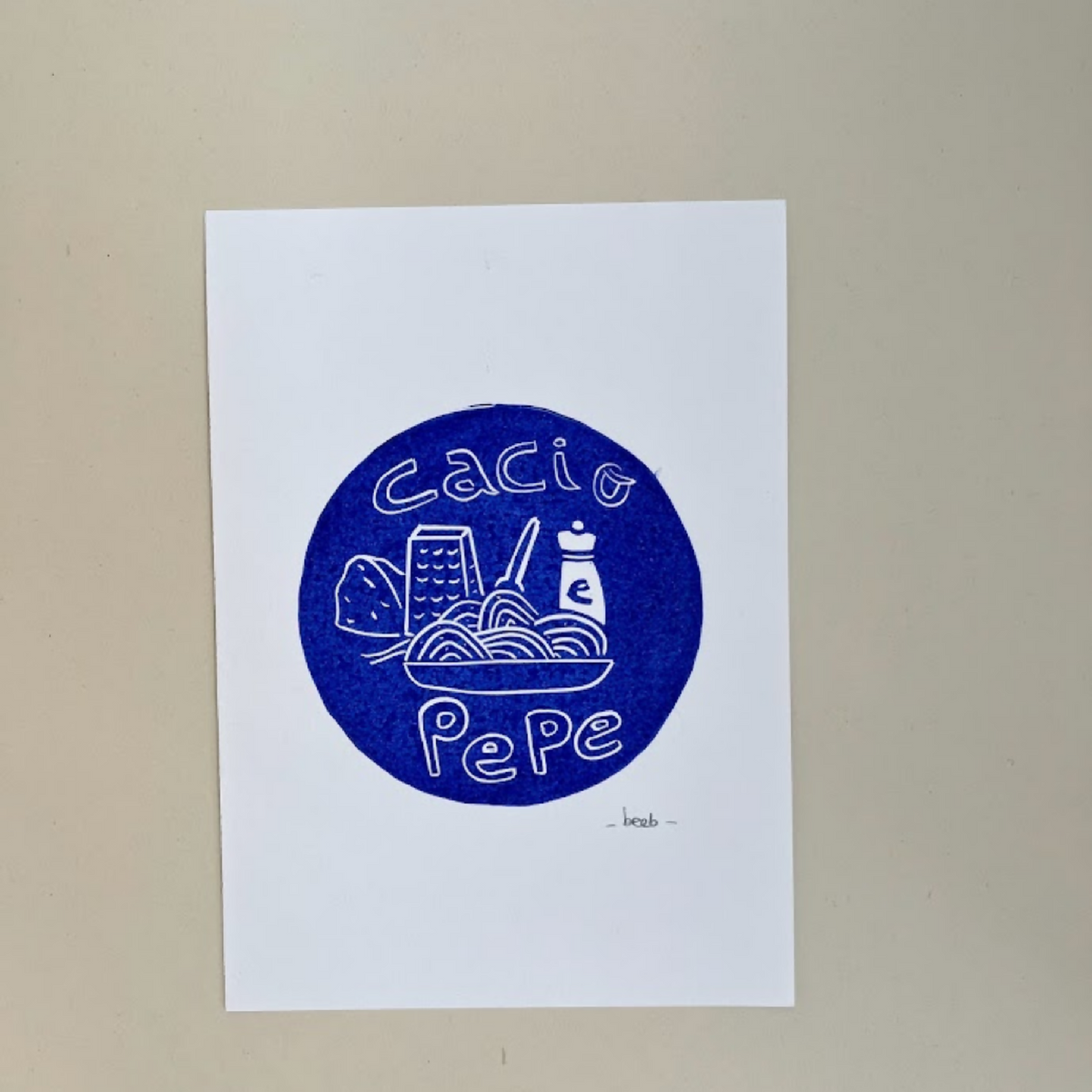 Linogravure A5 bleu, motif rond « cacio e pepe ».