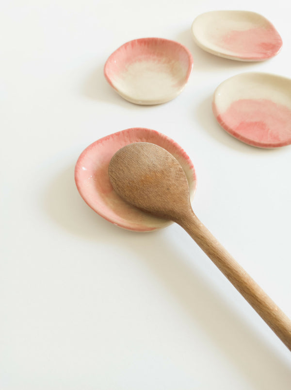 Repose-cuillère en grès rose et beige, avec cuillère en bois et trois coupelles