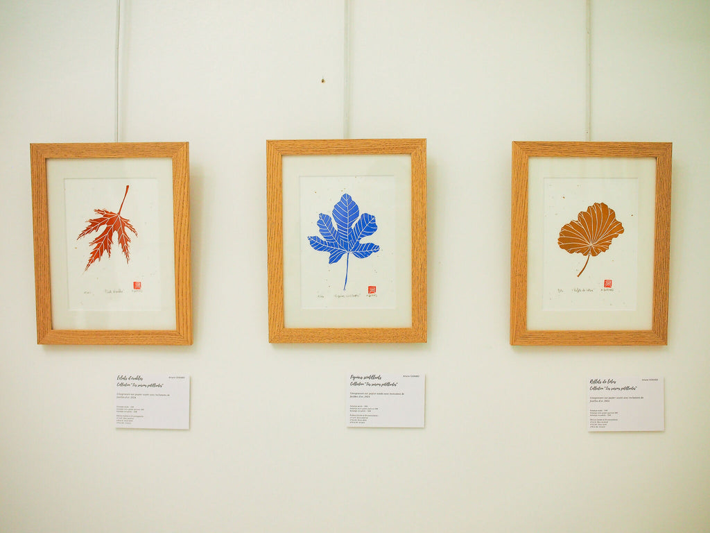 Trois gravures sur papier washi encadrées, motifs ginkgo bleu et orange avec cartes