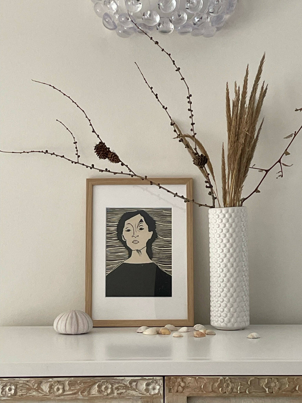 Affiche encadrée portrait de femme noir et crème, encadrement bois clair