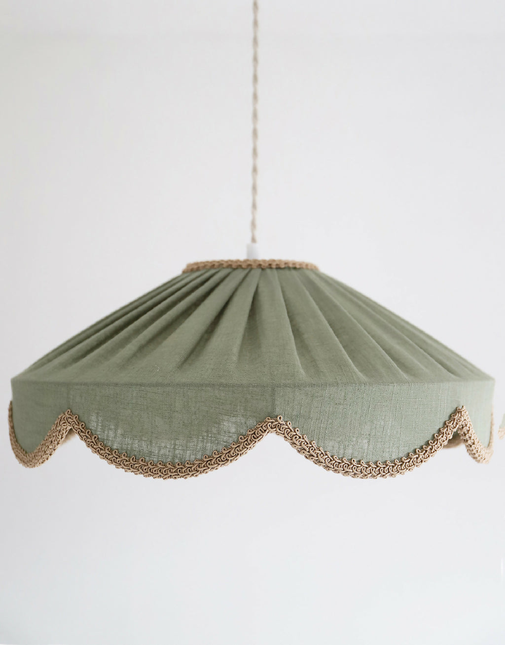 Suspension abat-jour textile vert sauge, fronces marquées et liseré ajouré doré