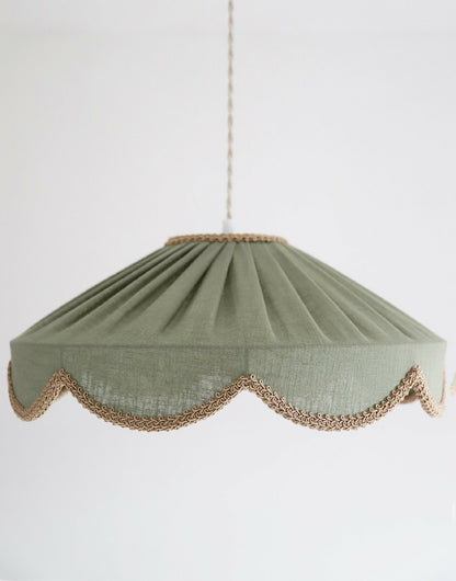 Suspension abat-jour textile vert sauge, fronces marquées et liseré ajouré doré