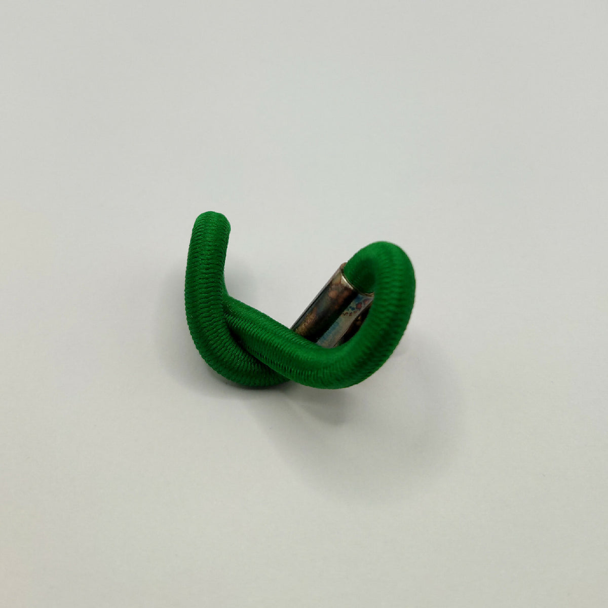 Broche en tissu vert courbé, fermoir argenté encastré