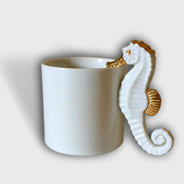Tasse blanche avec anses décorée en hippocampe doré et blanc