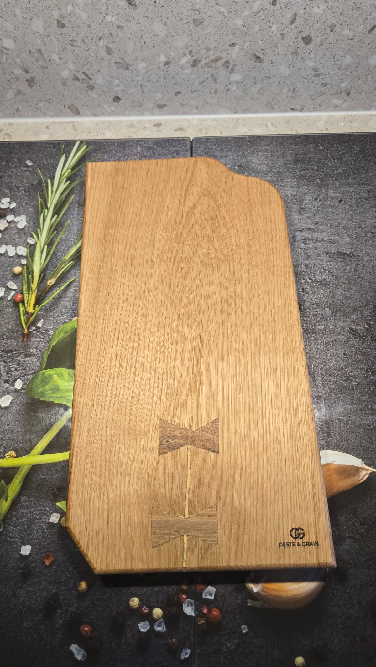 Planche de service organique en chêne massif & incrustations papillon en noyer — Pièce unique