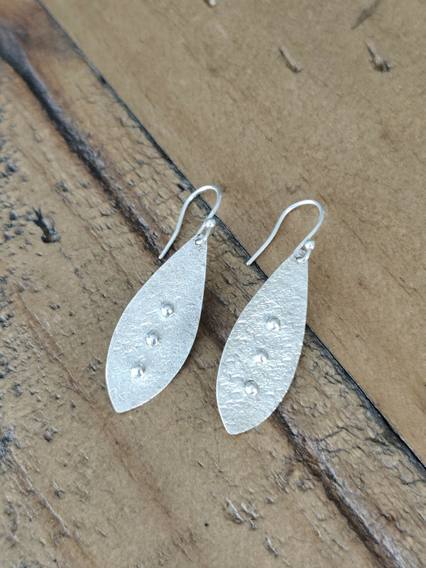 Boucles d’oreilles pendantes argentées, gouttes texturées et 3 petits reliefs