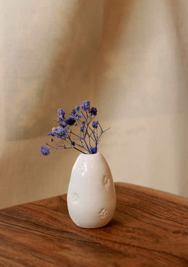 Mini-vase en porcelaine blanc forme goutte, motif en relief, fleurs bleues