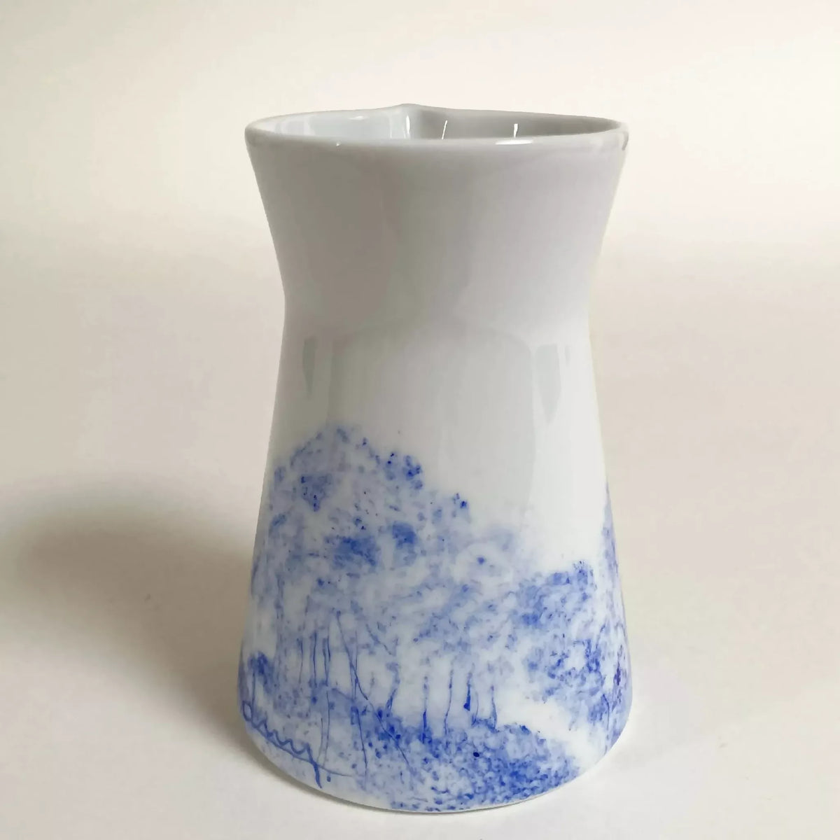 Pichet à lait en céramique blanc, motif paysage bleu sur la partie basse