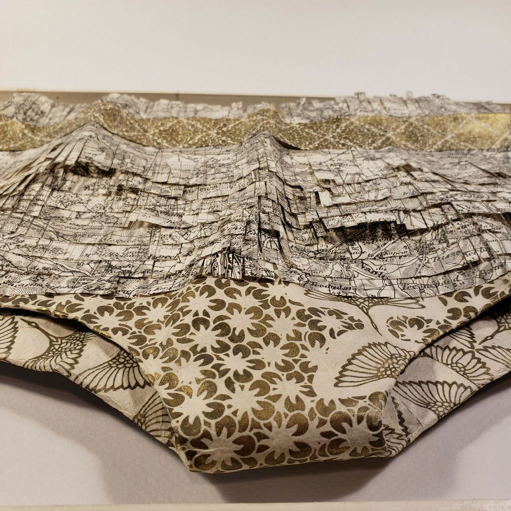 Culotte imprimée: dessus gris noir, fond beige à fleurs dorées