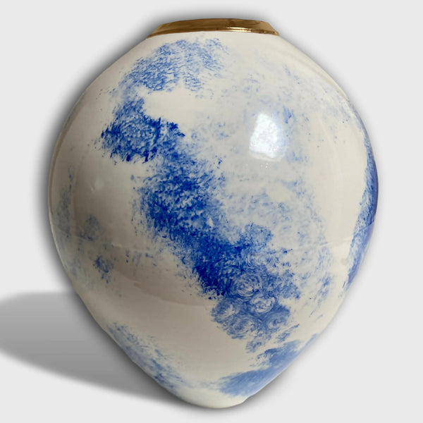 Vase en céramique blanc avec motifs bleus aquarelle, col doré