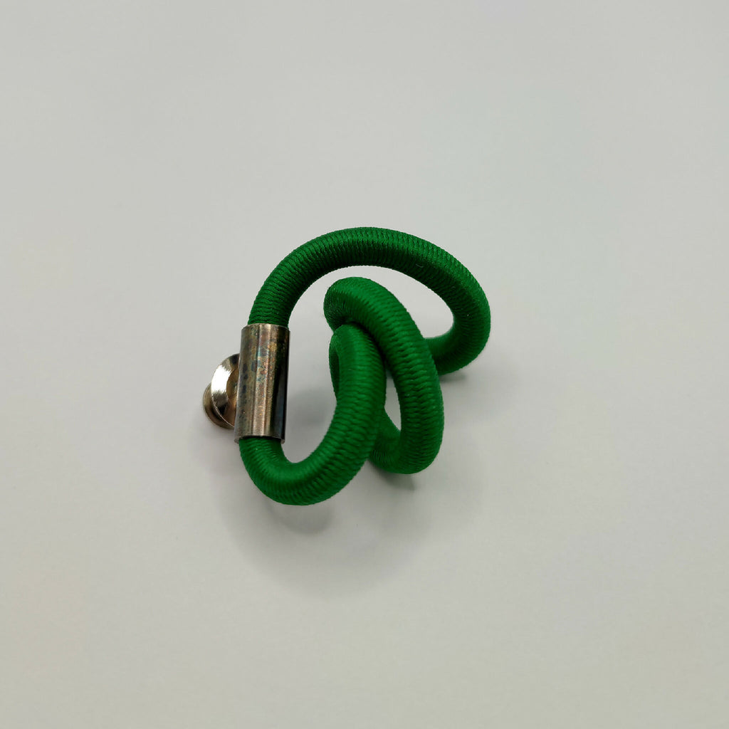 Broche d'entrelacs vert avec tige et fermoir métallique argent