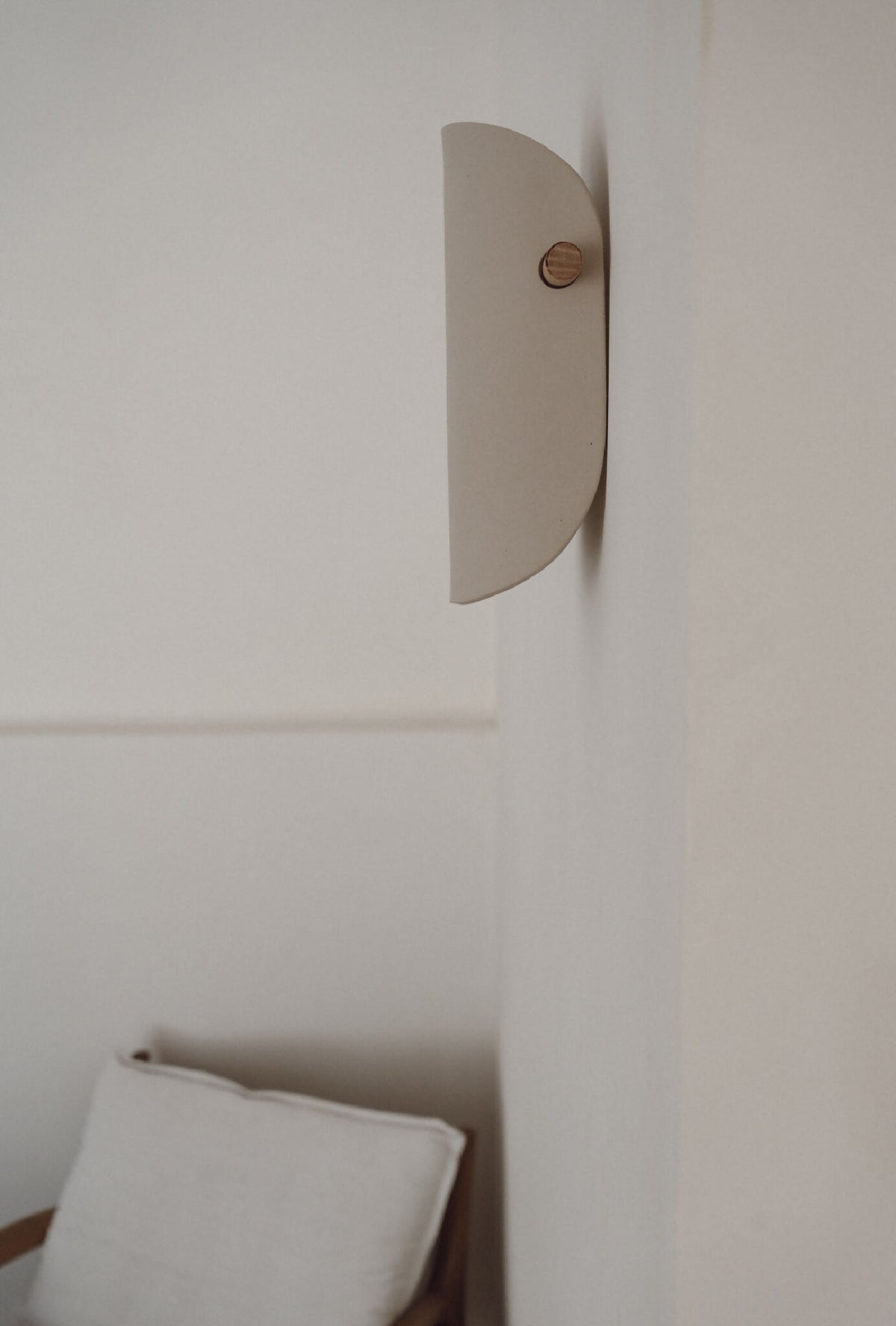Applique murale en céramique beige, vue latérale, fixation en bois