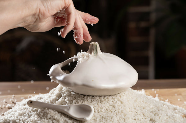Pâtisson blanc en fleur de sel, avec pincée de sel fin sur une coupelle