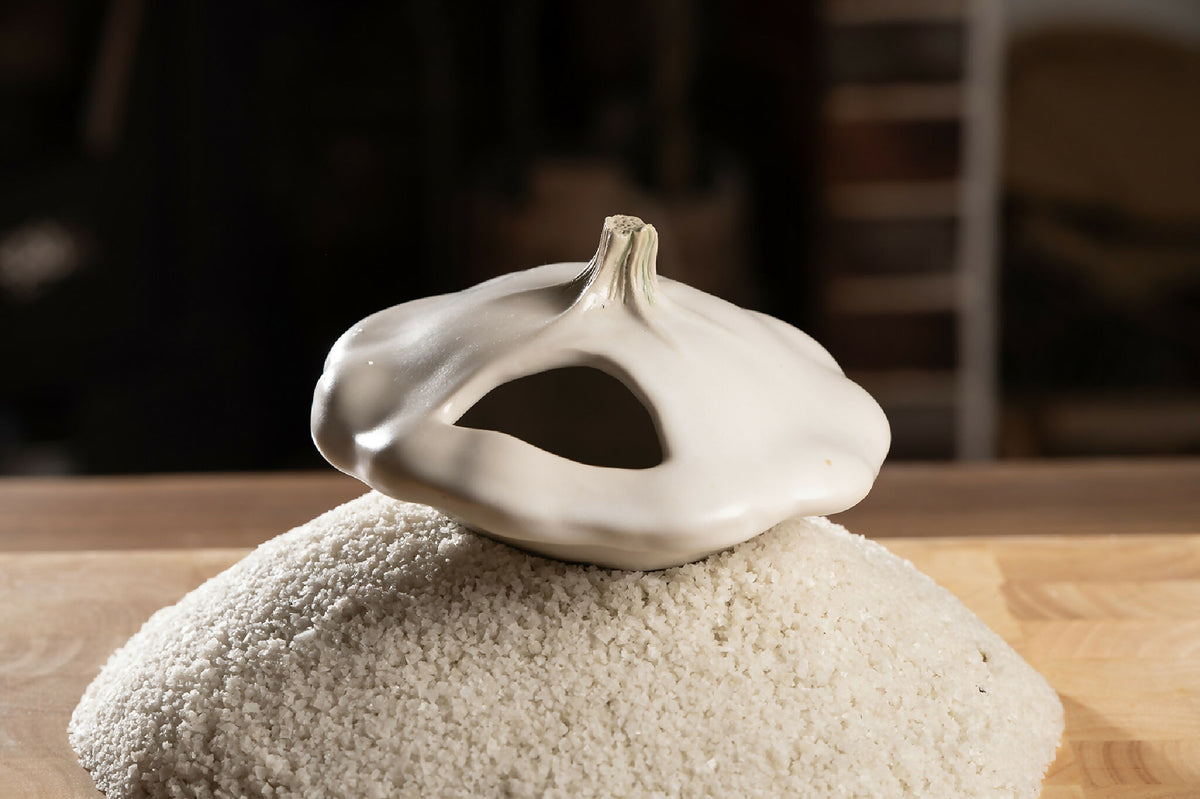 Pâtisson blanc en forme de fleur, recouvert de sel fin