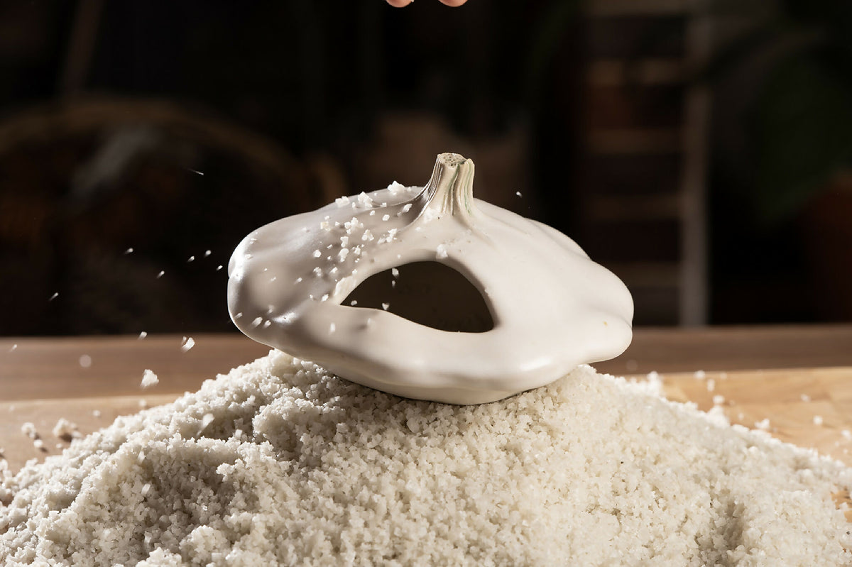Pâtisson blanc en fleur de sel, sel en pluie autour