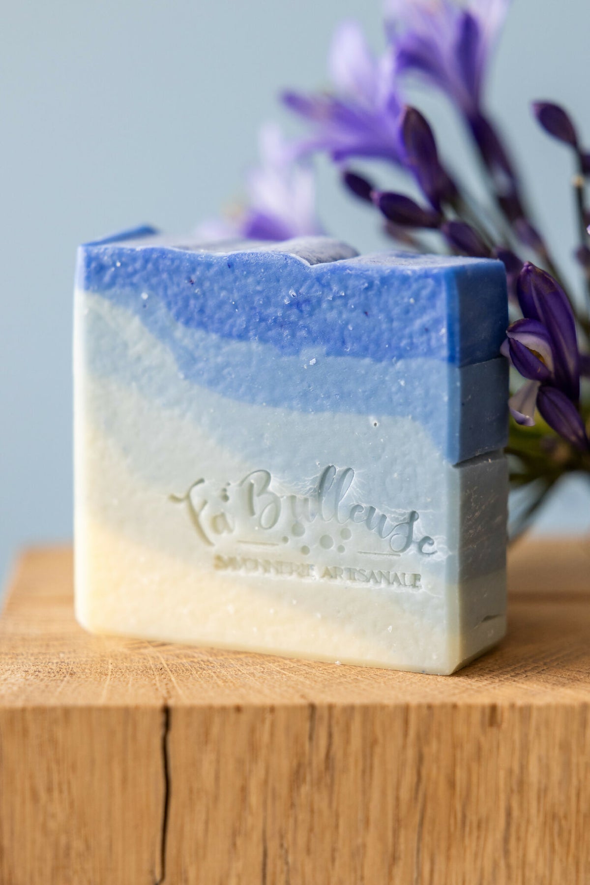 Savon rectangulaire à deux tons, bleu en haut et beige en bas, avec motif gravé