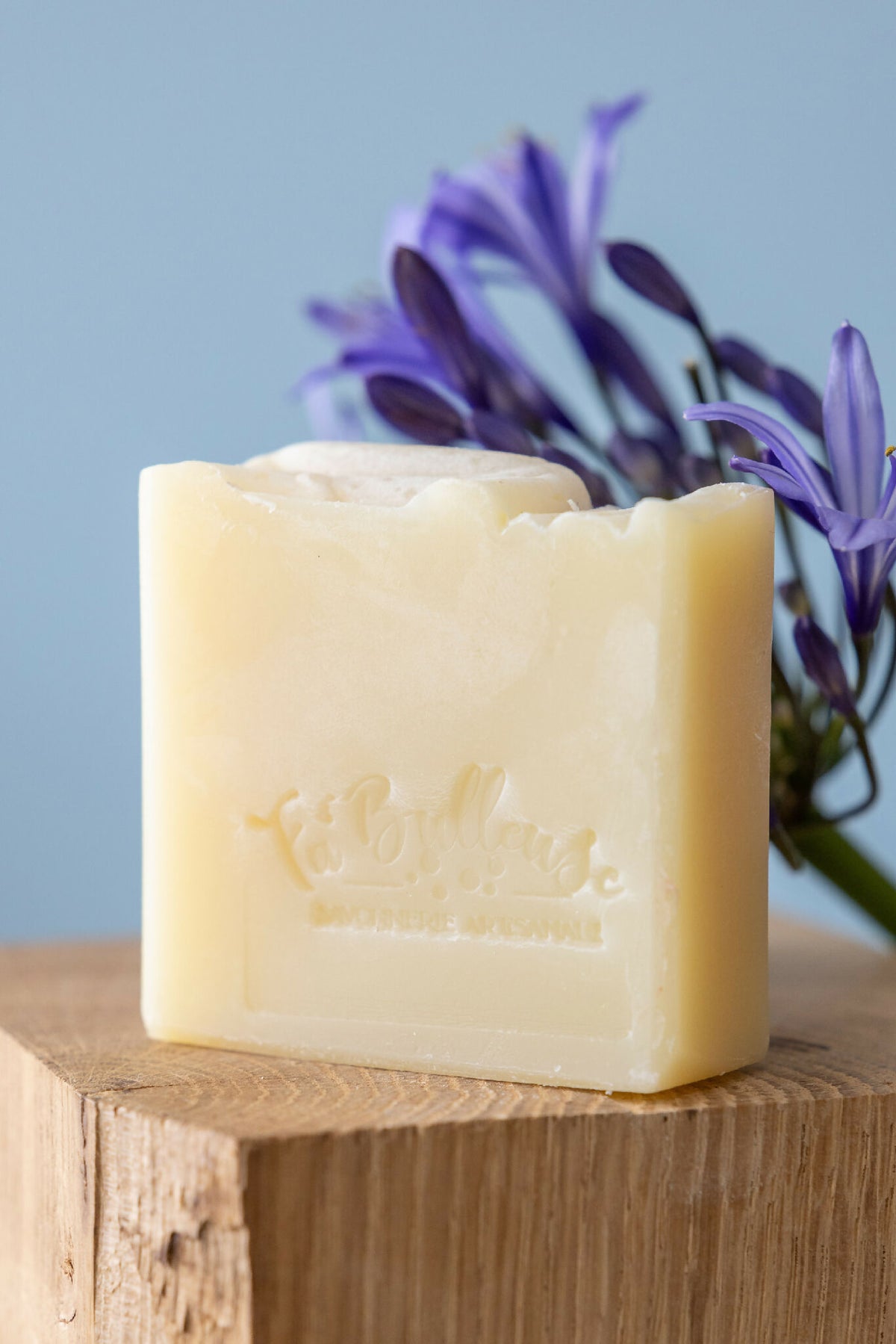 Savon Fantastique au calendula, barre crème avec motif embossé sur la face avant.