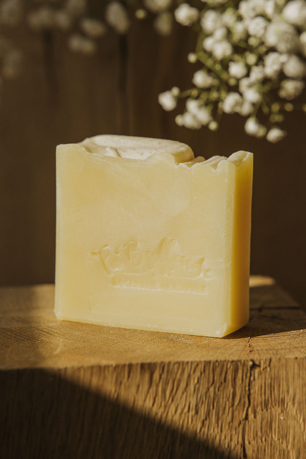 Savon Fantastique au calendula, barre crème rectangulaire, logo en relief sur la face.