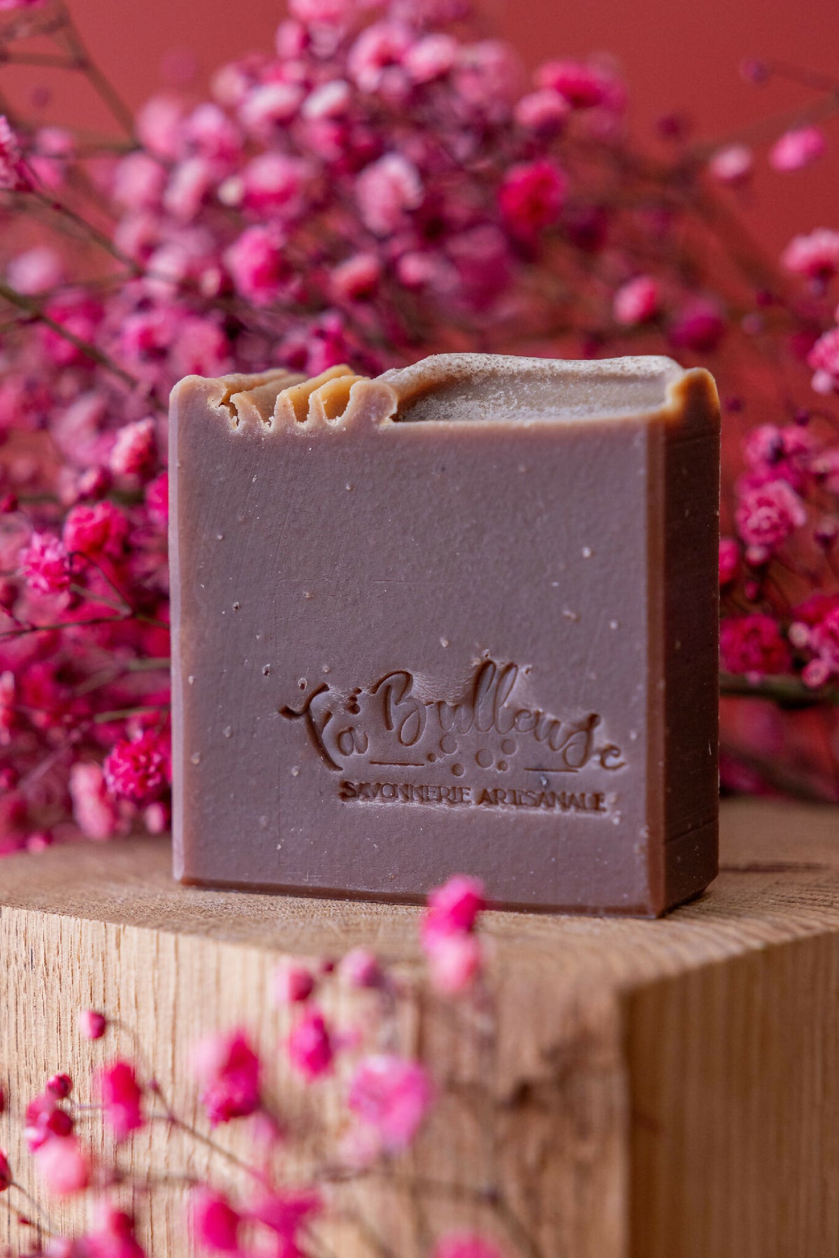 Savon au cacao Fameux en barre brun clair, logo gravé sur le dessus