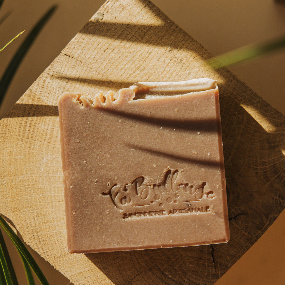 Savon au cacao Fameux en barre beige-brun, face avant avec motif gravé
