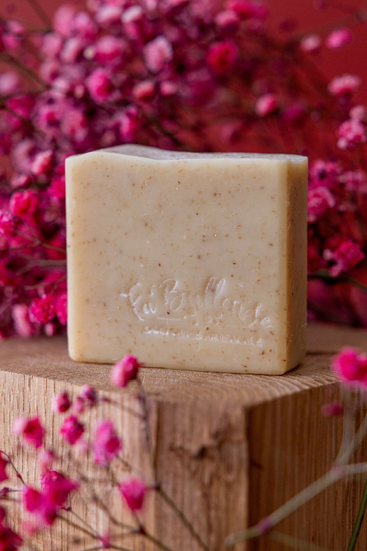 Savon rectangulaire crème à l’avoine, huile d’amande douce, logo en relief sur la face.