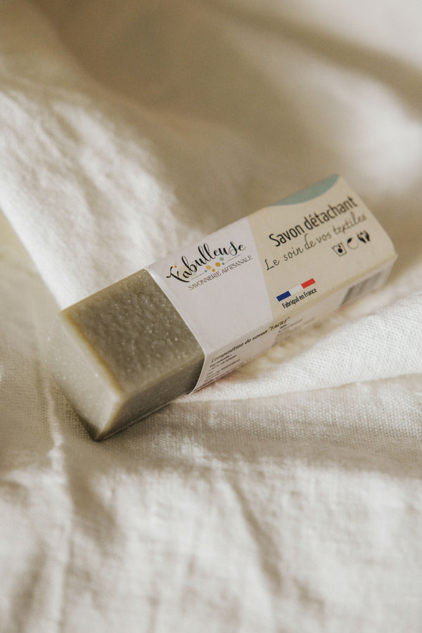 Savon détachant en barre beige avec étiquette, forme rectangulaire