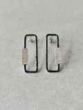 Boucles d’oreilles rectangulaires métal argenté, contours foncés et plaque texturée