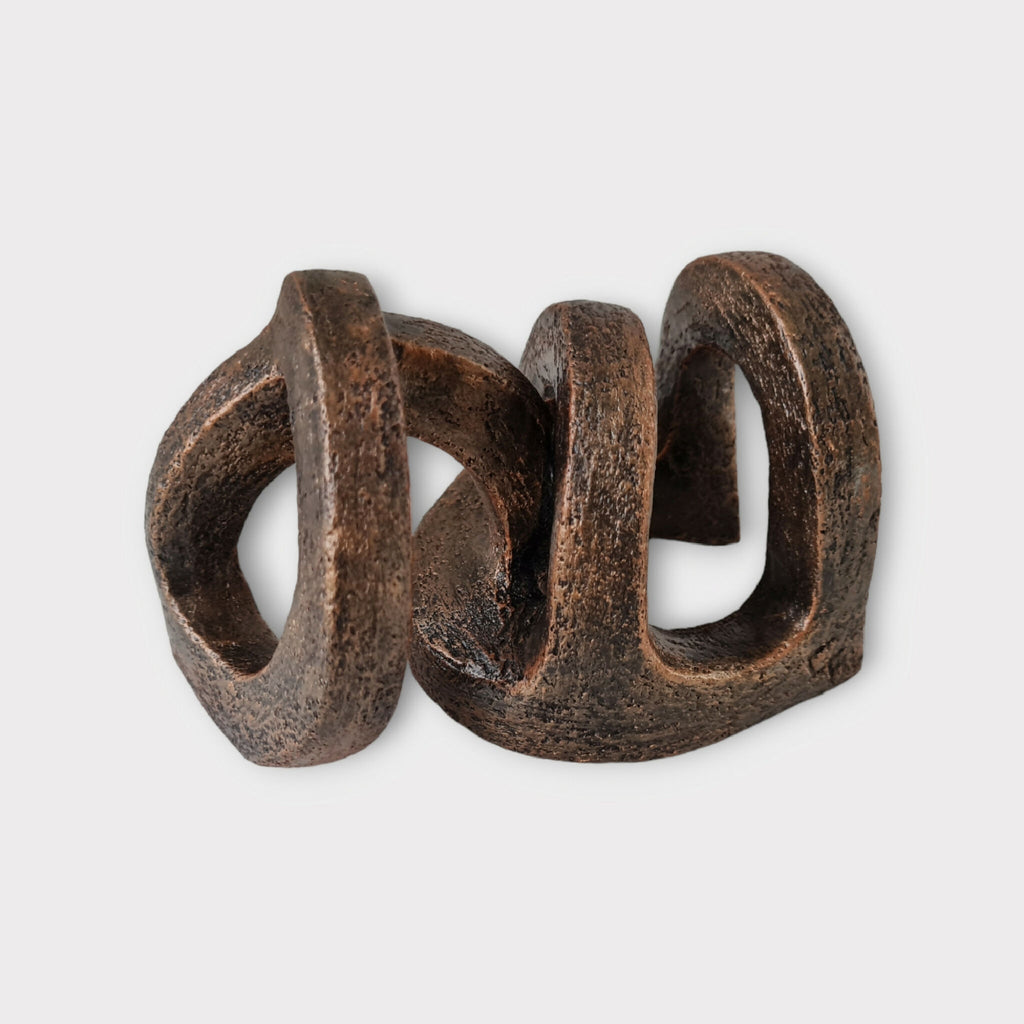 Sculpture abstraite en bois sculpté brun foncé, formes courbées et ajourées