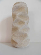 Sculpture abstraite texturée, beige sable, forme organique stylisée