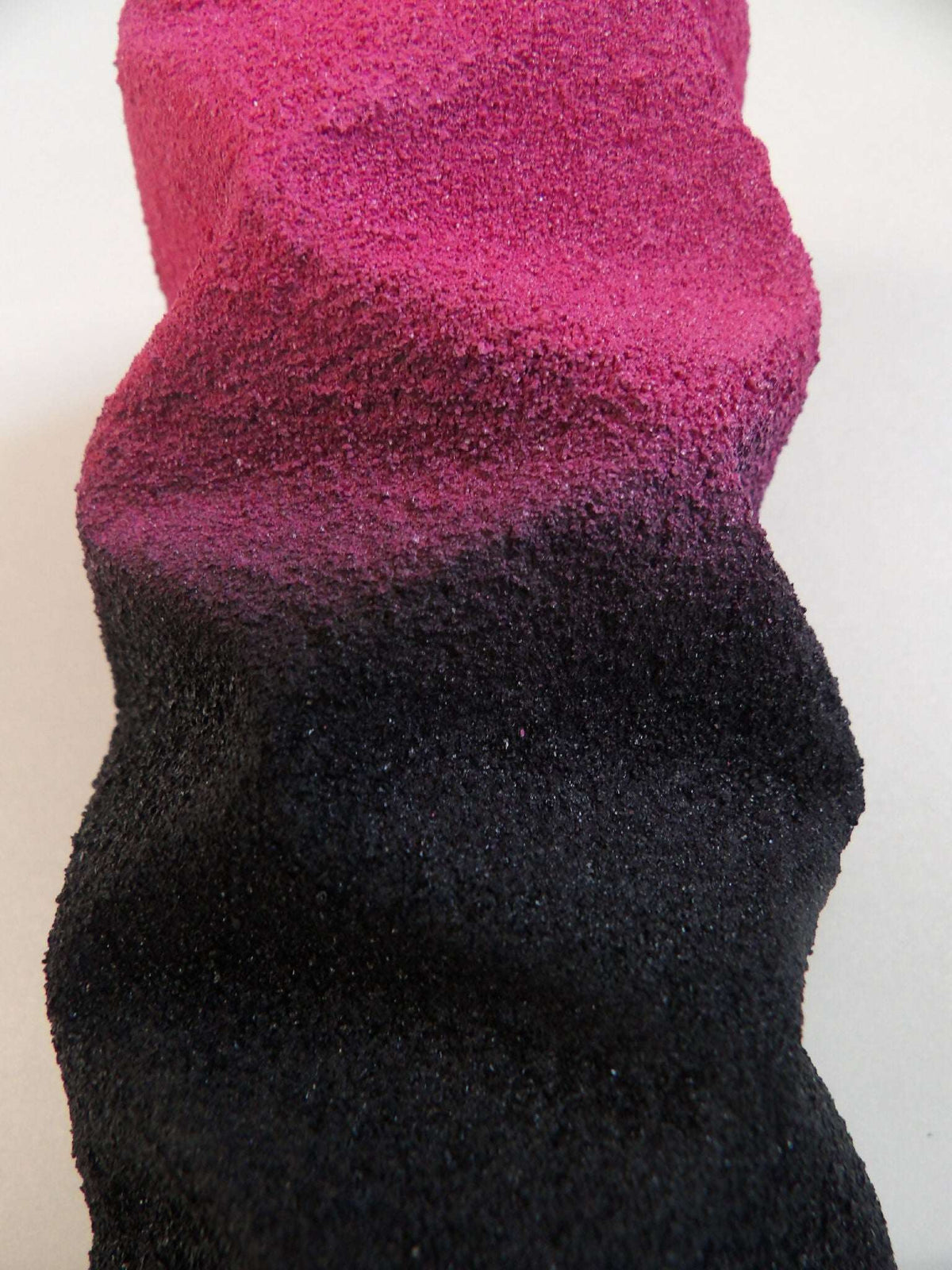 Sculpture ALU-47 vue rapprochée, texture bouclée rose fuchsia sur partie noire