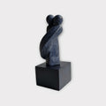 Sculpture couple en résine bleu foncé sur socle cubique noir