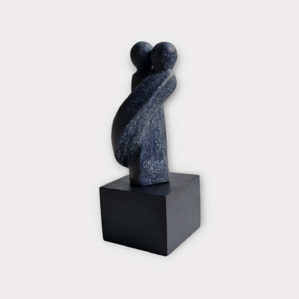 Sculpture couple en résine bleu foncé sur socle cubique noir