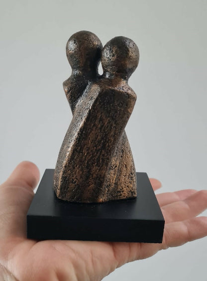 sculpture-argile-corps-enlaces-couple-artisanat-francais-1