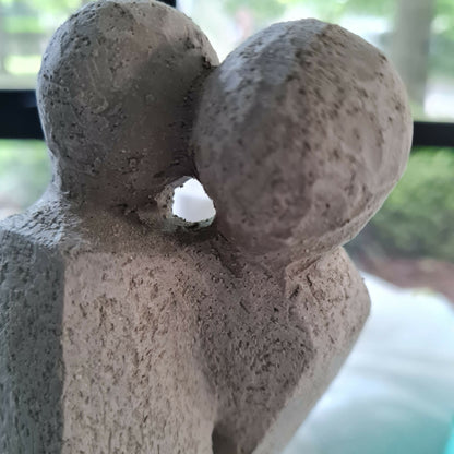 sculpture-argile-corps-enlaces-couple-artisanat-francais-