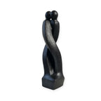 Sculpture en argile sombre de deux personnages enlacés, debout sur un socle