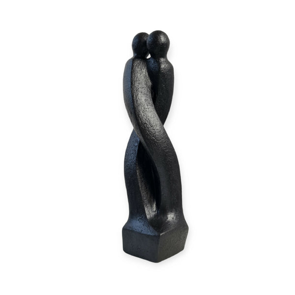 Sculpture en argile sombre de deux personnages enlacés, debout sur un socle