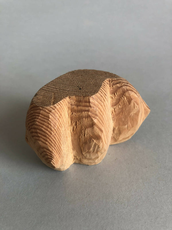 Petit socle sculpté en bloc, beige et brun, relief strié en demi-lune