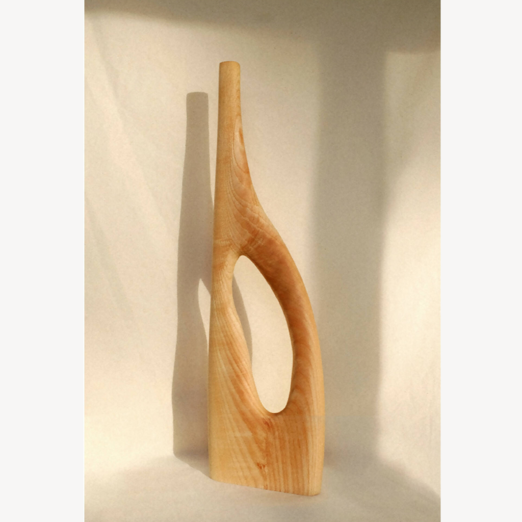 Statue décorative en bois sculpté, forme incurvée avec ouverture en U.