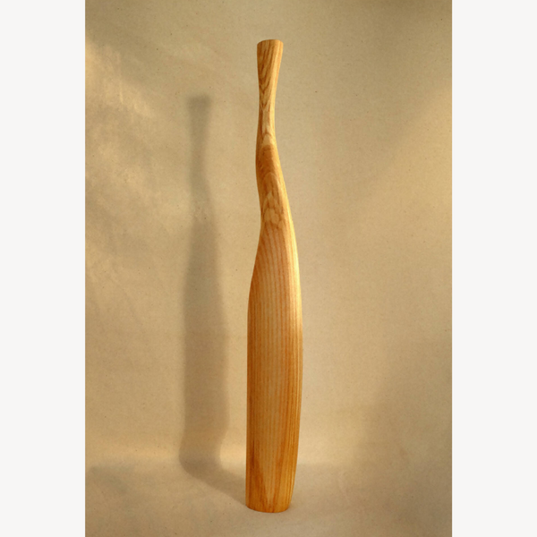 Pièce en bois clair ondulée, forme effilée, veinage visible