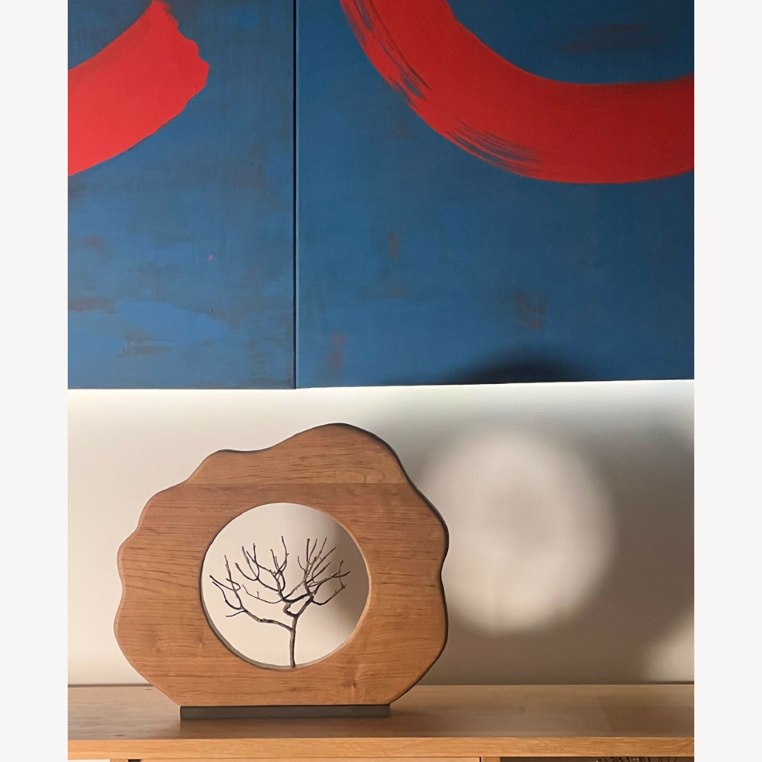 Sculpture en bois avec base florale et médaillon rond illustrant un arbre