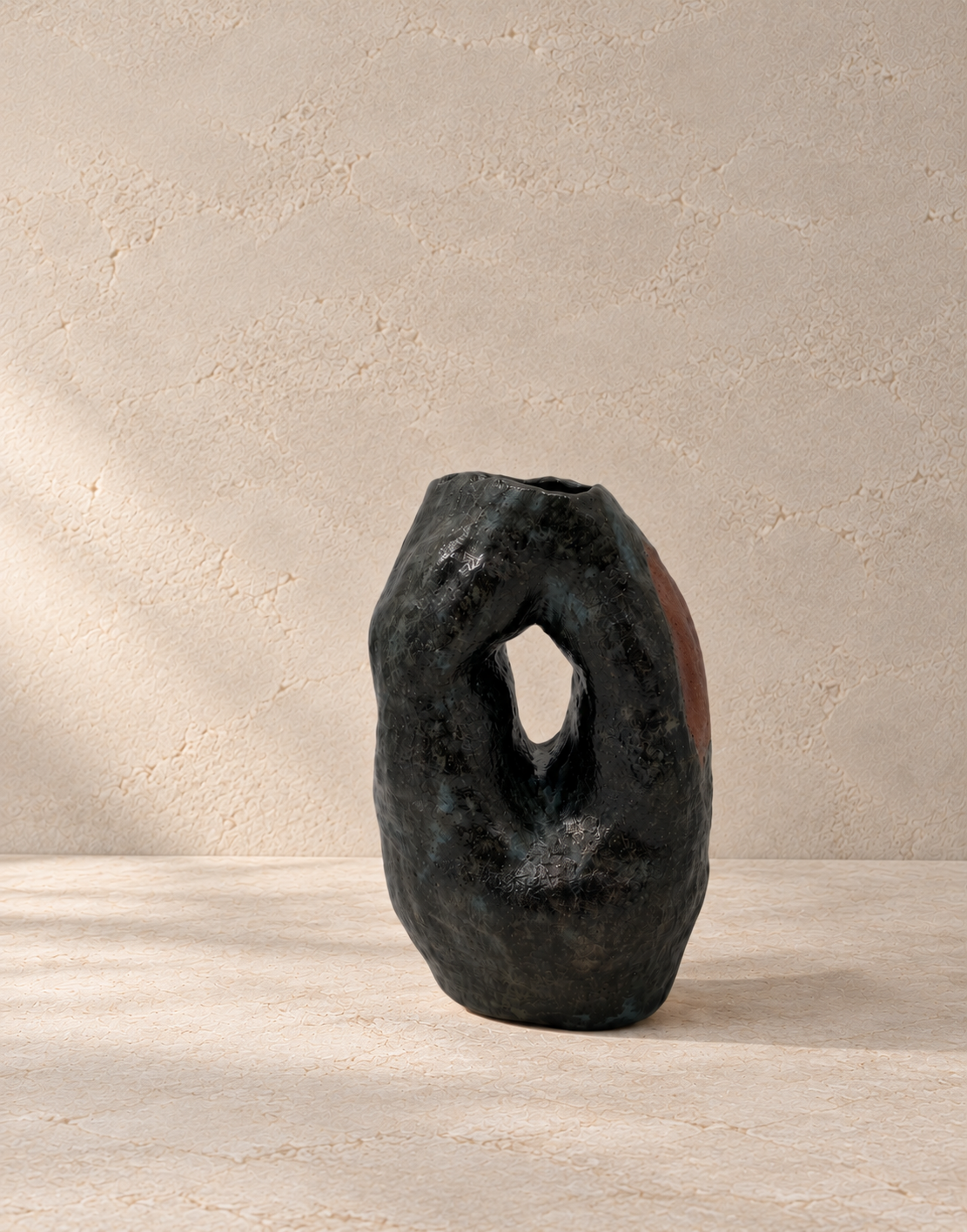 Sculpture Brèche de Libevol posée sur une pierre beige