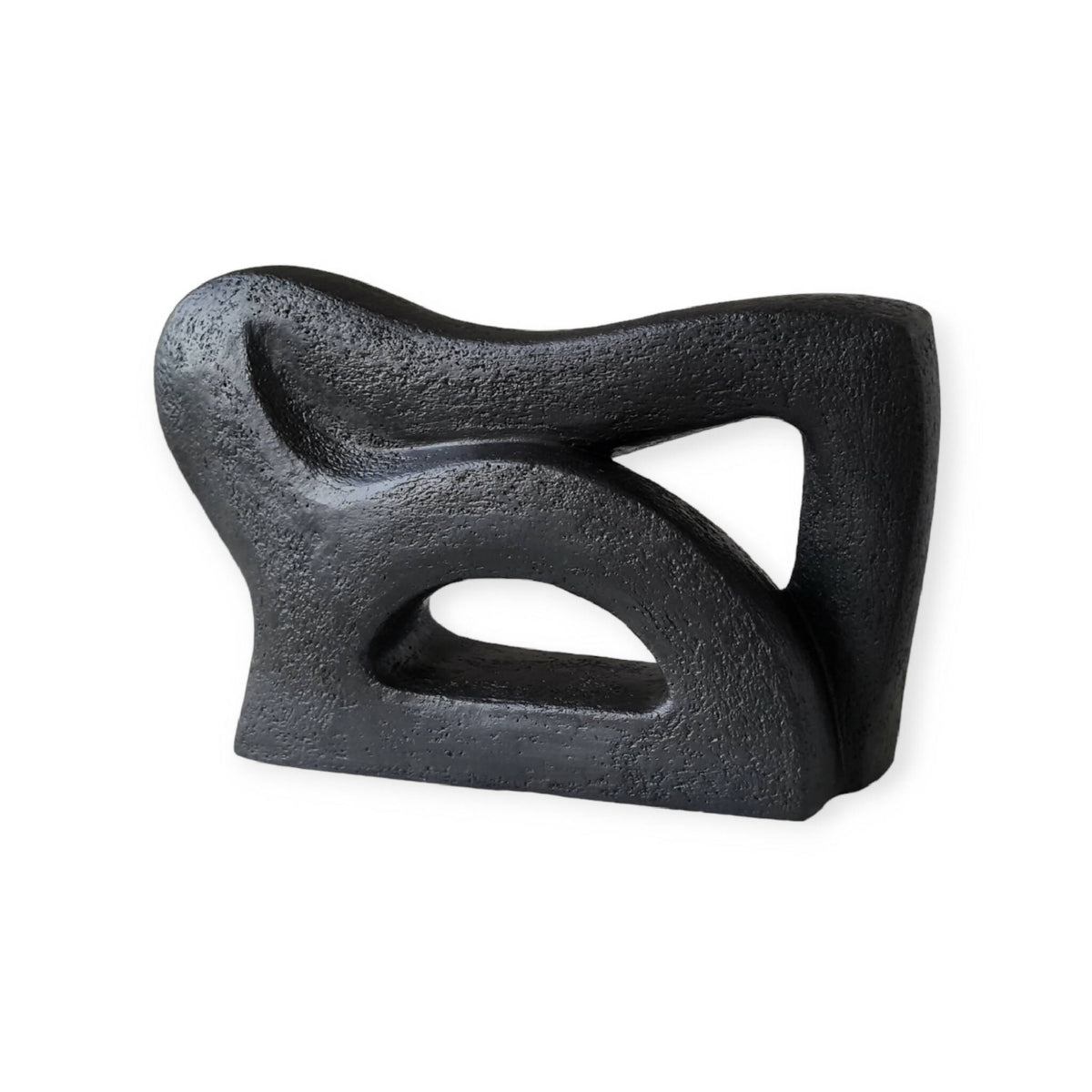 Sculpture abstraite en pierre sombre avec ouvertures en forme d’arcs, finition texturée.