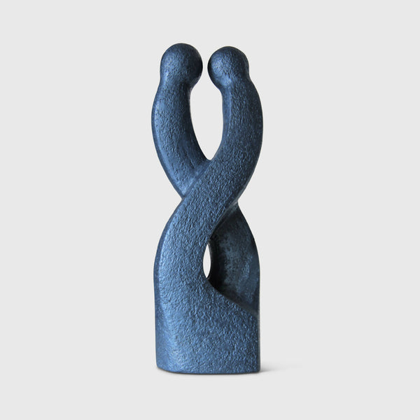 Sculpture abstraite bleue, forme entrelacée avec deux ouvertures ovales.