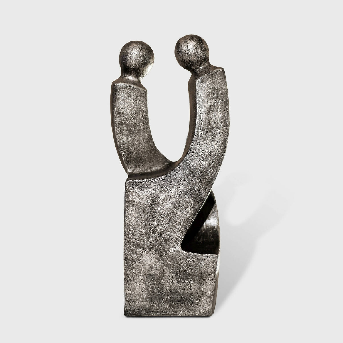 Sculpture de couple en métal gris patiné, deux silhouettes entrelacées sur socle