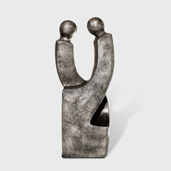 Sculpture de couple en métal gris patiné, deux silhouettes entrelacées sur socle