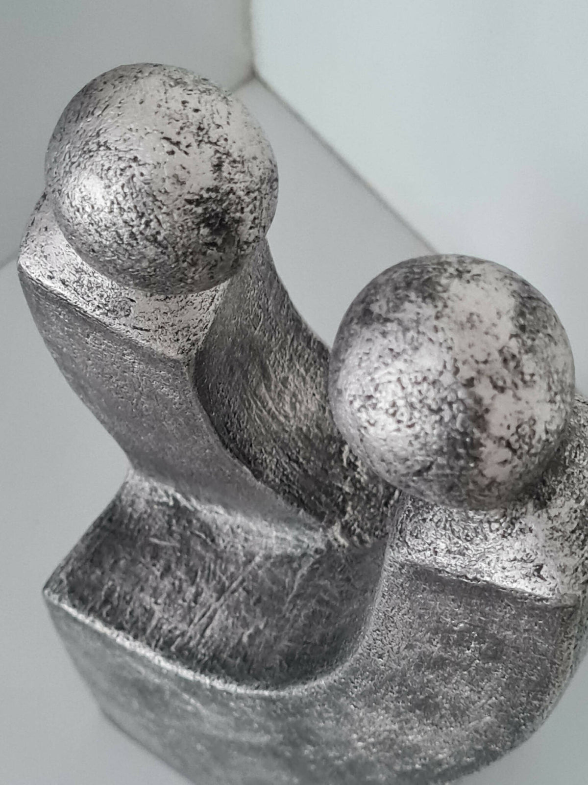 Sculpture de couple en métal argenté patiné, deux figures se tenant par les bras